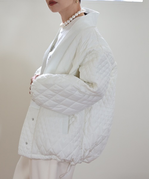 ULEULA(ウルア)の「キルティングVネックノーカラーブルゾン(ノーカラージャケット・レディース・アイボリー/ブラック・FREE)」の6枚目の写真