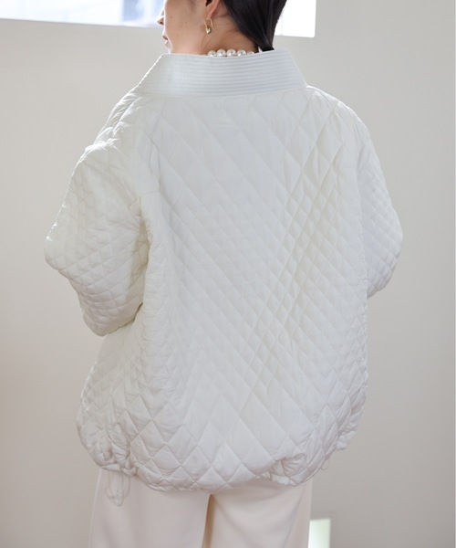 ULEULA(ウルア)の「キルティングVネックノーカラーブルゾン(ノーカラージャケット・レディース・アイボリー/ブラック・FREE)」の7枚目の写真