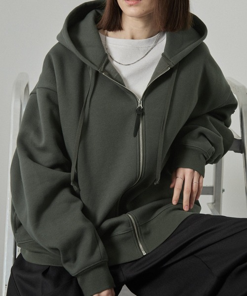 Alfred Alex（アルフレッドアレックス）の「【Alfred Alex】Rubber Logo Zip Hoodie/ラバーロゴ フルジップパーカー（パーカー・メンズ・ブラック/チャコール/ナチュラル/グレー/ライトグレー/パープル系/ブラウン系/ボルドー/グレイッシュブルー/スミクロ/キャメル・M/L/S/XL）」の2枚目の写真