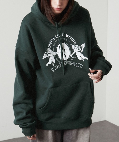 Alfred Alex（アルフレッドアレックス）の「【Alfred Alex】エンジェルグラフィック ビッグプルオーバーパーカー（パーカー・メンズ・ブラック系1/グレー系1/グリーン系2/ホワイト系1・S/M/L）」の6枚目の写真