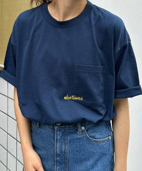 WILD THINGS（ワイルドシングス）の「【WILDTHINGS別注】ロゴ刺繍半袖Tシャツ（Tシャツ/カットソー・メンズ・ホワイト/グレー/チャコールグレー/ネイビー・MEDIUM/LARGE）」の4枚目の写真