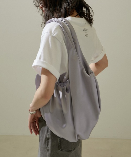 SALON adam et rope'（サロン アダム エ ロペ）の「サテンラウンドトートバッグ（トートバッグ・レディース・ピンク系その他2/ライトグレー/ブルー・FREE）」の2枚目の写真