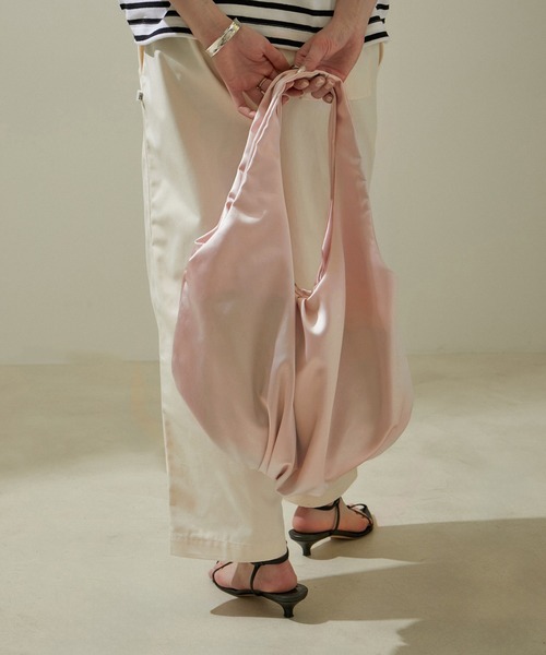 SALON adam et rope'（サロン アダム エ ロペ）の「サテンラウンドトートバッグ（トートバッグ・レディース・ピンク系その他2/ライトグレー/ブルー・FREE）」の3枚目の写真