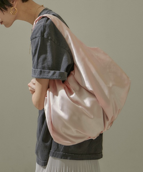 SALON adam et rope'（サロン アダム エ ロペ）の「サテンラウンドトートバッグ（トートバッグ・レディース・ピンク系その他2/ライトグレー/ブルー・FREE）」の7枚目の写真