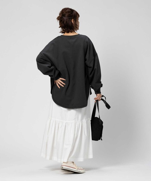 BACK NUMBER(バックナンバー)の「【BACK NUMBER】ドロップショルダー裾ラウンドスウェット(スウェット・レディース・ホワイト/ダークグレー・LARGE/SMALL/MEDIUM)」の4枚目の写真