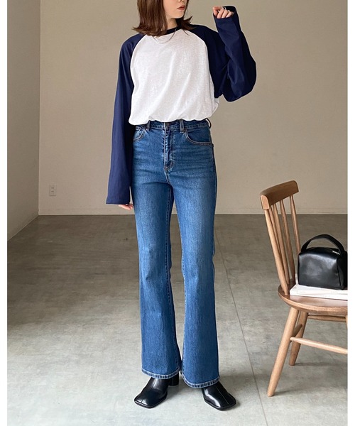 She's Closet（シーズクローゼット）の「オーバーサイズ長袖無地ラグランスリーブロンTプルオーバー（Tシャツ/カットソー・レディース・ネイビー/ブラック・FREE）」の13枚目の写真