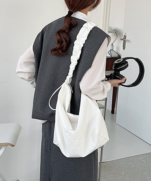 Per sist ence(パーシエンス)の「ドローコードギャザーハンドルショルダーバッグ(ショルダーバッグ・レディース・ブラック/ホワイト/グリーン・FREE)」の14枚目の写真
