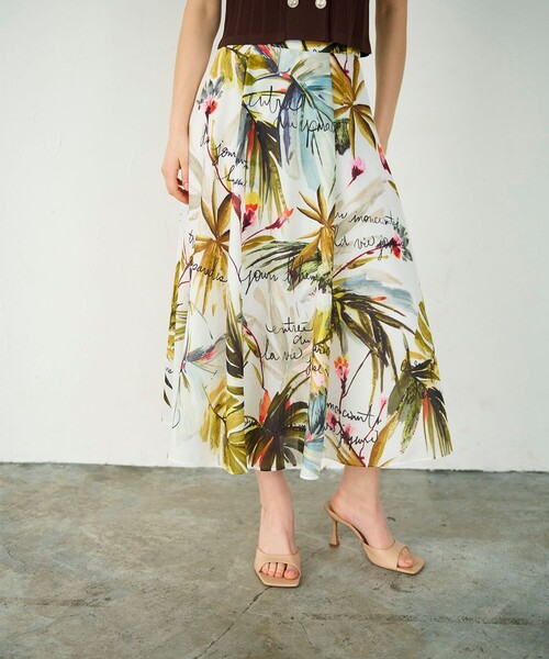 GRACE CONTINENTAL（グレースコンチネンタル）の「リゾートリーフプリントスカート（スカート・レディース・ホワイト/ラベンダー・38/36）」の2枚目の写真