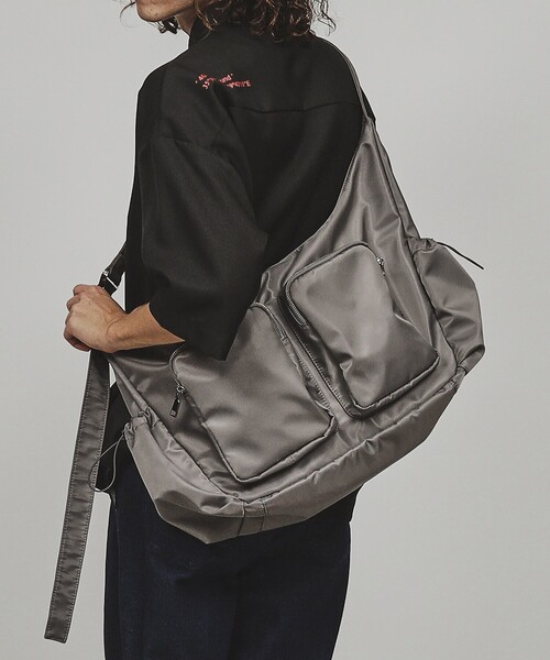 tk.TAKEO KIKUCHI（ティーケータケオキクチ）の「◆ダブルポケットビッグショルダーバッグ（ショルダーバッグ・メンズ・グレー系その他/ブラック系/ブラック・00）」の4枚目の写真