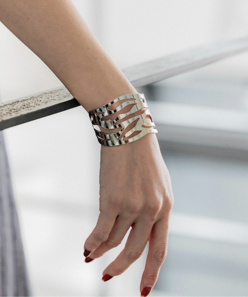 loni（ロニ）の「【金属アレルギー対応】Leaf Vein Plate Bangle