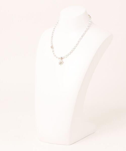 ANNA SUI(アナスイ)の「ティアレ 薔薇 モチーフ ネックレス(ネックレス・レディース・ホワイト・FREE)」の2枚目の写真