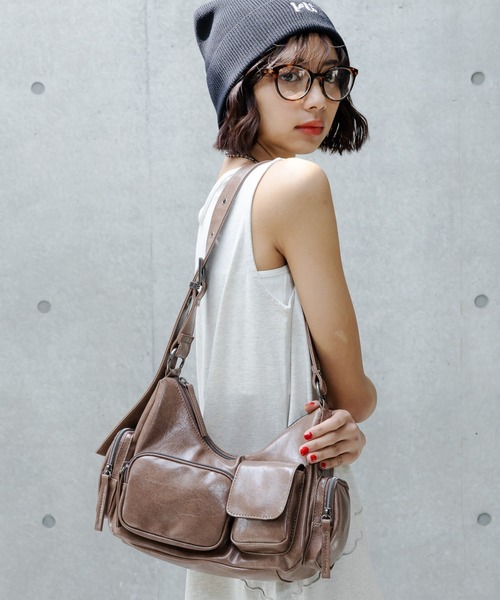 PAGEBOY（ページボーイ）の「アウトポケットBAG（ショルダーバッグ・レディース・ブロンズ/ブラック/シルバー/レッド/オフホワイト/ブラウン・FREE）」の4枚目の写真