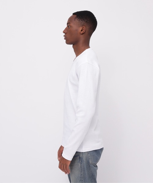 AVIREX(アヴィレックス)の「《DAILY/デイリー》MINI WAFFLE V-NECK L/S T-SHIRT / ミニワッフル 長袖 Vネック Tシャツ デイリーウェア / AVIREX / アヴィレックス(Tシャツ/カットソー・メンズ・ホワイト/チャコール/ブラック・SMALL/MEDIUM/X-LARGE/LARGE)」の20枚目の写真
