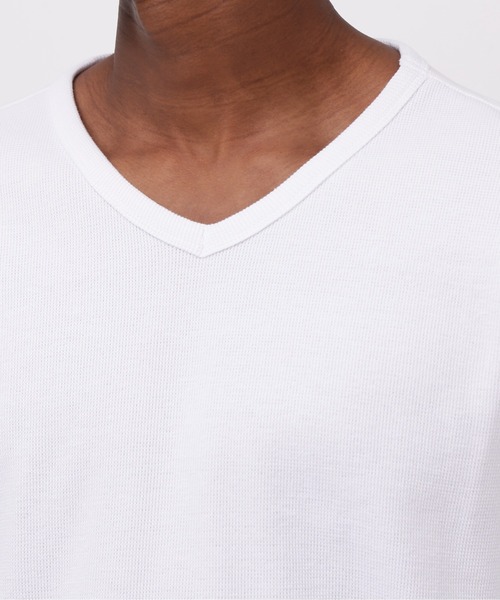 AVIREX(アヴィレックス)の「《DAILY/デイリー》MINI WAFFLE V-NECK L/S T-SHIRT / ミニワッフル 長袖 Vネック Tシャツ デイリーウェア / AVIREX / アヴィレックス(Tシャツ/カットソー・メンズ・ホワイト/チャコール/ブラック・SMALL/MEDIUM/X-LARGE/LARGE)」の4枚目の写真