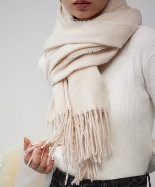 AZUL by moussy（アズールバイマウジー）の「カシミアタッチストール（ストール/ショール・レディース・レッド系その他/ブルー系その他/アイボリー/ブラック・FREE）」の2枚目の写真