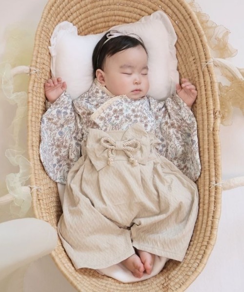 SweetMommy（スウィートマミー）の「3WAY ちりめん　2ピース袴ロンパース [ひな祭り]  [お誕生日 記念日 お食い初め お宮参り 七五三]（着物・キッズ・ホワイト×ホワイト/ブルーグレー/アイボリー/グレー×サックスブルー/ベージュ/スモークピンク/マジェンタ/ローズ・90/80/50-70）」の13枚目の写真