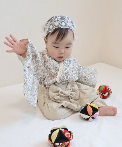 SweetMommy（スウィートマミー）の「3WAY ちりめん　2ピース袴ロンパース [ひな祭り]  [お誕生日 記念日 お食い初め お宮参り 七五三]（着物・キッズ・ホワイト×ホワイト/ブルーグレー/アイボリー/グレー×サックスブルー/ベージュ/スモークピンク/マジェンタ/ローズ・90/80/50-70）」の14枚目の写真