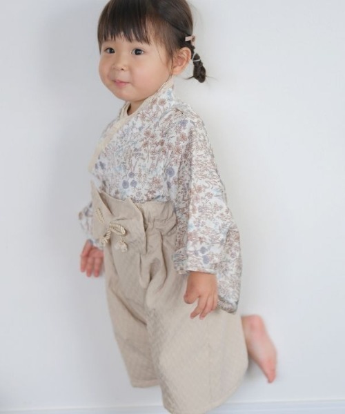 SweetMommy（スウィートマミー）の「3WAY ちりめん　2ピース袴ロンパース [ひな祭り]  [お誕生日 記念日 お食い初め お宮参り 七五三]（着物・キッズ・ホワイト×ホワイト/ブルーグレー/アイボリー/グレー×サックスブルー/ベージュ/スモークピンク/マジェンタ/ローズ・90/80/50-70）」の19枚目の写真
