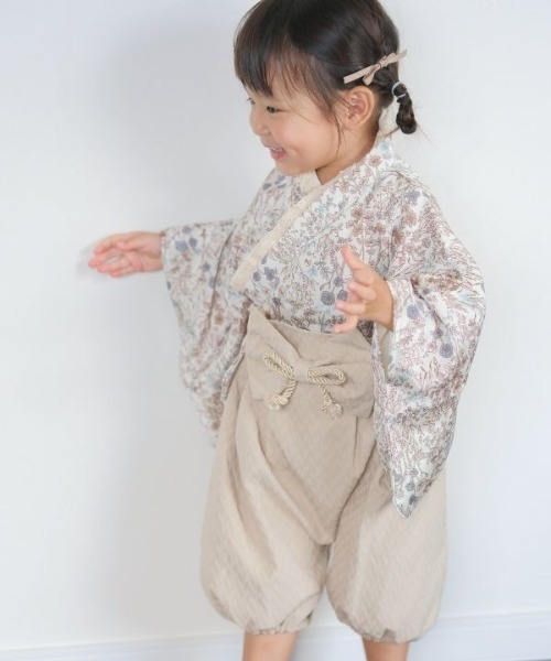 SweetMommy（スウィートマミー）の「3WAY ちりめん　2ピース袴ロンパース [ひな祭り]  [お誕生日 記念日 お食い初め お宮参り 七五三]（着物・キッズ・ホワイト×ホワイト/ブルーグレー/アイボリー/グレー×サックスブルー/ベージュ/スモークピンク/マジェンタ/ローズ・90/80/50-70）」の22枚目の写真