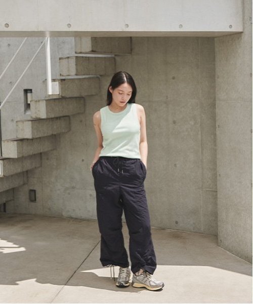 LUKU nari(ルクナーリ)の「シャーリングワイドパンツ(カーゴパンツ・レディース・アイボリー/ネイビー/ブラウン・F)」の4枚目の写真