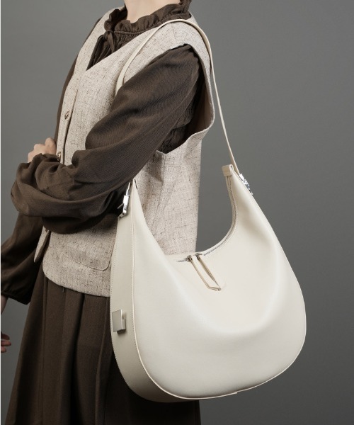 NiiNa（ニーナ）の「【NiiNa】【高品質牛革】レザーワンハンドルビッグムーンバッグ / 長さ調節可能（ショルダーバッグ・レディース・ホワイト/ブラック・FREE）」の4枚目の写真