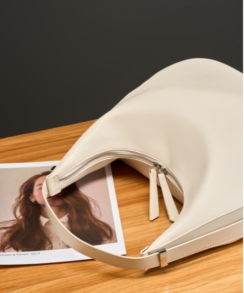 NiiNa（ニーナ）の「【NiiNa】【高品質牛革】レザーワンハンドルビッグムーンバッグ / 長さ調節可能（ショルダーバッグ・レディース・ホワイト/ブラック・FREE）」の5枚目の写真