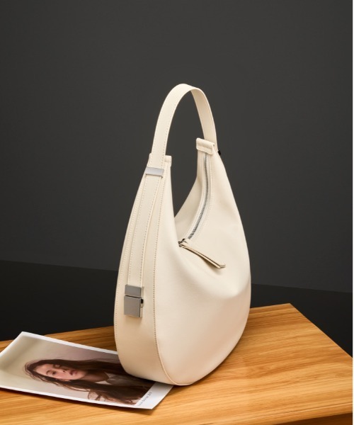 NiiNa（ニーナ）の「【NiiNa】【高品質牛革】レザーワンハンドルビッグムーンバッグ / 長さ調節可能（ショルダーバッグ・レディース・ホワイト/ブラック・FREE）」の6枚目の写真