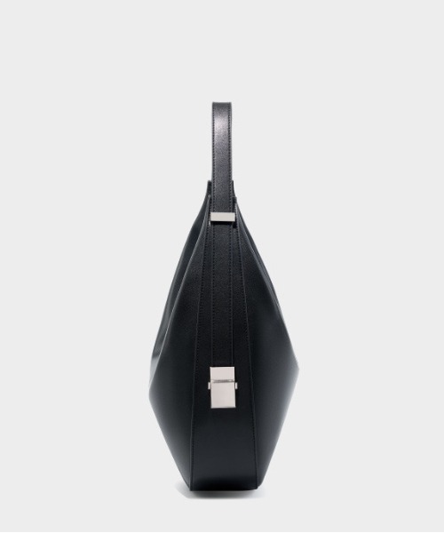 NiiNa（ニーナ）の「【NiiNa】【高品質牛革】レザーワンハンドルビッグムーンバッグ / 長さ調節可能（ショルダーバッグ・レディース・ホワイト/ブラック・FREE）」の11枚目の写真