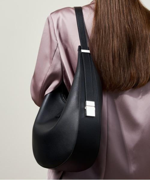 NiiNa（ニーナ）の「【NiiNa】【高品質牛革】レザーワンハンドルビッグムーンバッグ / 長さ調節可能（ショルダーバッグ・レディース・ホワイト/ブラック・FREE）」の17枚目の写真