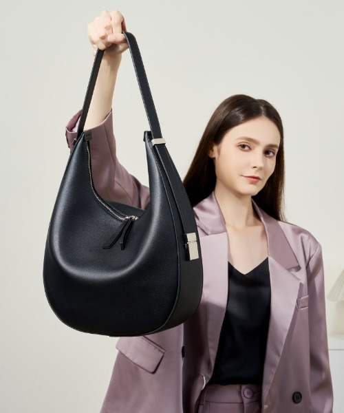 NiiNa（ニーナ）の「【NiiNa】【高品質牛革】レザーワンハンドルビッグムーンバッグ / 長さ調節可能（ショルダーバッグ・レディース・ホワイト/ブラック・FREE）」の18枚目の写真