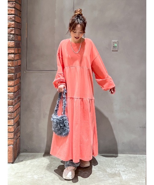 RODEO CROWNS WIDE BOWL（ロデオクラウンズワイドボウル）の「ネームパッチティアードマキシワンピース（ワンピース・レディース・ブラック/クリアレッド/オフホワイト/ターコイズブルー・FREE）」の4枚目の写真