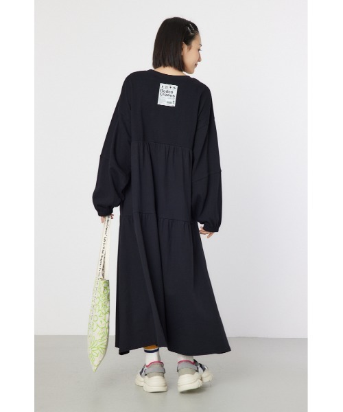 RODEO CROWNS WIDE BOWL（ロデオクラウンズワイドボウル）の「ネームパッチティアードマキシワンピース（ワンピース・レディース・ブラック/クリアレッド/オフホワイト/ターコイズブルー・FREE）」の2枚目の写真