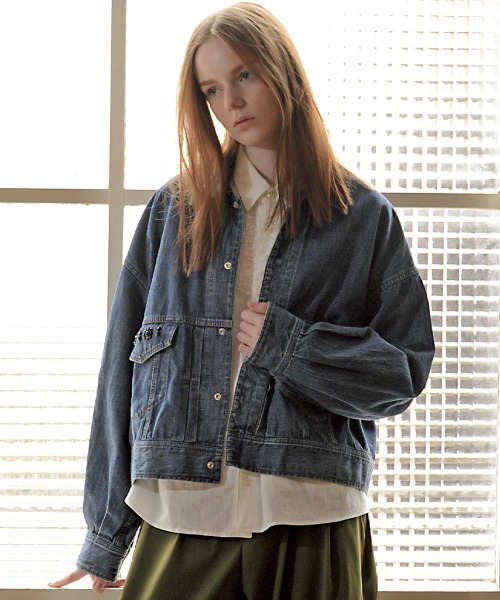 H.A.K(ハク)の「ビジューモチーフ+ドレープデニムGジャン(デニムジャケット・レディース・ブルー/ネイビー・FREE)」の2枚目の写真