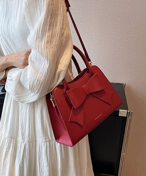 c.u.l（シーユーエル）の「2WAY リボンデザイン フェイクレザーボストンバッグ cula1084（ハンドバッグ・レディース・レッド/ブラック・FREE）」の2枚目の写真