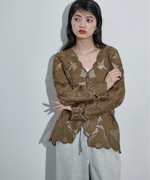 THE YOn(ザヨン)の「レーシーシアーカーデブラウス(シャツ/ブラウス・レディース・アイボリー/ブラック/モカ・FREE)」の1枚目の写真