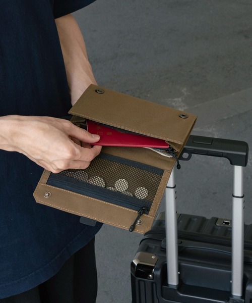 Nahe（ネーエ）の「nahe ネーエ マルチウェイウォレット パスポートケース ポーチ 2つ折り（パスポートケース・レディース・ブラック/ブルー/レッド/ブラウン・FREE）」の2枚目の写真