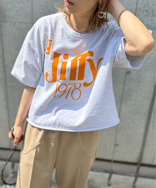 mi via loca(ミヴィアロカ)の「【GILDAN】レトロJiffyナンバーロゴTシャツ(Tシャツ/カットソー・レディース・オートミール/ホワイト/ブラック・MEDIUM/LARGE)」の1枚目の写真