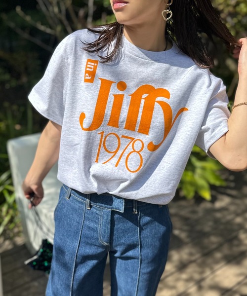 mi via loca(ミヴィアロカ)の「【GILDAN】レトロJiffyナンバーロゴTシャツ(Tシャツ/カットソー・レディース・オートミール/ホワイト/ブラック・MEDIUM/LARGE)」の4枚目の写真