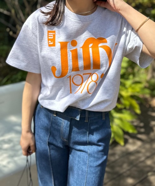 mi via loca(ミヴィアロカ)の「【GILDAN】レトロJiffyナンバーロゴTシャツ(Tシャツ/カットソー・レディース・オートミール/ホワイト/ブラック・MEDIUM/LARGE)」の5枚目の写真
