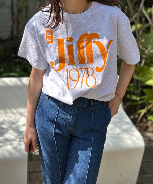 mi via loca(ミヴィアロカ)の「【GILDAN】レトロJiffyナンバーロゴTシャツ(Tシャツ/カットソー・レディース・オートミール/ホワイト/ブラック・MEDIUM/LARGE)」の6枚目の写真