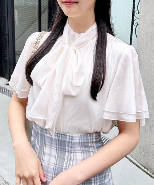 INGNI（イング）の「ラメシアー2Wayリボンフレアスリーブブラウス（シャツ/ブラウス・レディース・ブルー系/ブラック×ホワイト/ホワイト×ブラック/オフホワイト・M）」の2枚目の写真