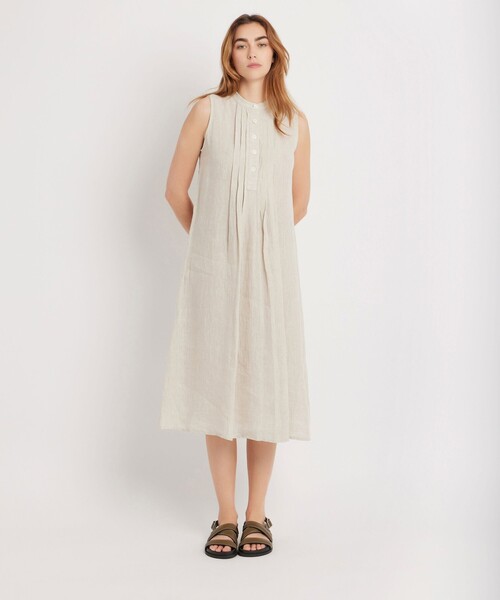 agnes b.（アニエスベー）の「リネン バンドカラー ノースリーブ ワンピース "Tula"（ワンピース・レディース・ベージュ・38/36）」の2枚目の写真