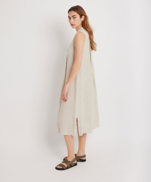 agnes b.（アニエスベー）の「リネン バンドカラー ノースリーブ ワンピース "Tula"（ワンピース・レディース・ベージュ・38/36）」の3枚目の写真