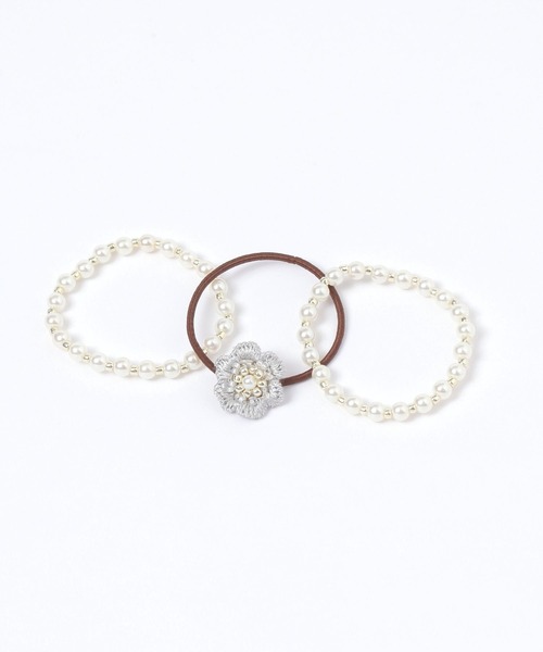 studio CLIP（スタディオクリップ）の「パールお花ポニー3本セット（ヘアゴム・レディース・グレー/ベージュ/ホワイト・FREE）」の2枚目の写真