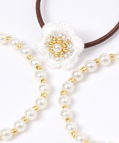 studio CLIP（スタディオクリップ）の「パールお花ポニー3本セット（ヘアゴム・レディース・グレー/ベージュ/ホワイト・FREE）」の4枚目の写真