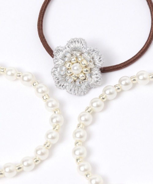 studio CLIP（スタディオクリップ）の「パールお花ポニー3本セット（ヘアゴム・レディース・グレー/ベージュ/ホワイト・FREE）」の5枚目の写真