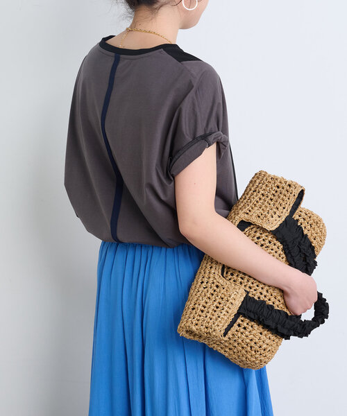 Jena espace merveilleux（ジェナ　エスパスメルヴェイユ）の「【体型カバー／1枚で決まる配色Tシャツ】バックライン配色カットソー（Tシャツ/カットソー・レディース・ブラック/ベージュ/ブルー・FREE）」の9枚目の写真