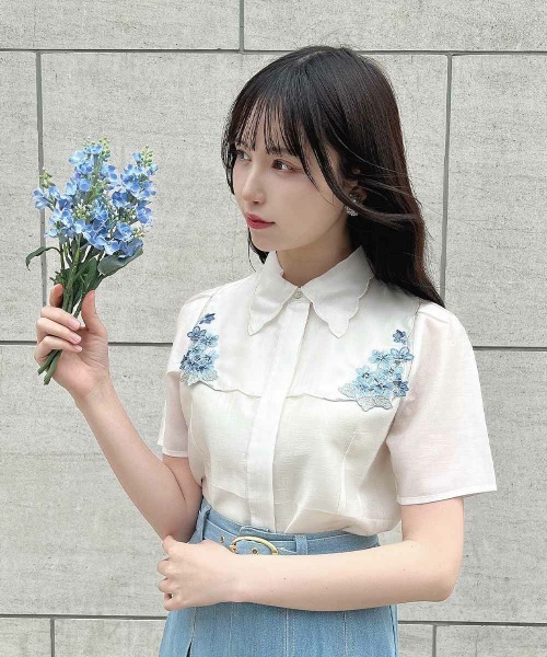 an another angelus(アンアナザーアンジェラス)の「ヴァイオレット刺繍ヨークシャツ/ fint フィント(シャツ/ブラウス・レディース・ホワイト×ブルー/ホワイト×パープル・FREE)」の1枚目の写真