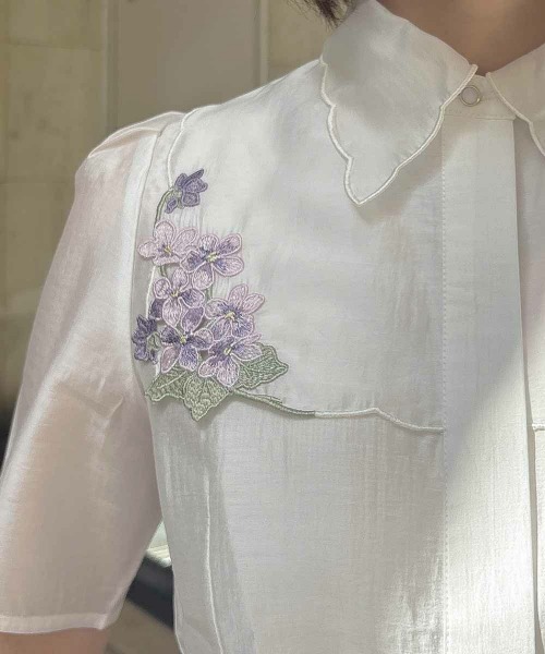an another angelus(アンアナザーアンジェラス)の「ヴァイオレット刺繍ヨークシャツ/ fint フィント(シャツ/ブラウス・レディース・ホワイト×ブルー/ホワイト×パープル・FREE)」の8枚目の写真