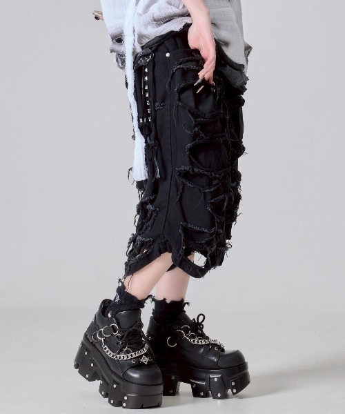 REFLEM(レフレム)の「『REFLEM/レフレム』スタッズ付きダメージデニムハーフパンツ(デニムパンツ・レディース・ブラック/グレー・FREE)」の4枚目の写真
